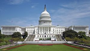 Zeci de parlamentari democrați au boicotat discursul lui Trump din Congres și au vorbit în fața Capitoliului din Washington / Democratul Al Green, evacuat din sală