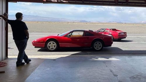 Mecanicul preferat al americanilor care dețin mașini Ferrari de epocă, acuzat de furt și fraudă/ El a fost promovat și de fostul star tv Jay Leno, cunoscut colecționar de mașini