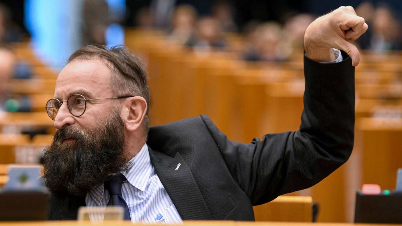 Scandalul Szájer József și impactul orgiei sexuale asupra regimului iliberal al lui Orbán Viktor/ Sondaj realizat de Euronews: doar 2% cred în versiunea oficială