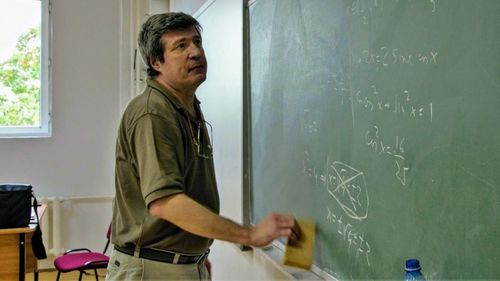 Bogdan Enescu, primul profesor olimpic internațional la matematică cu elevi medaliați la Olimpiada Internațională de Matematică: O societate bazată pe pile nu funcționează în momente de criză / La clasă nu mai fac ca pe vremuri, să le predau absolut tot. Ca să câștig timp în a face exerciții, îi responsabilizez și pe ei