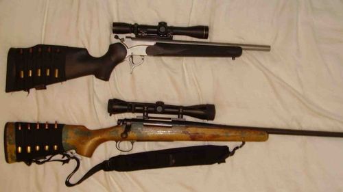 În urma perchezițiilor în mai multe județe, au fost indisponibilizate 10 arme, dintre care 5 de vânătoare și 4 arme lungi cu aer comprimat şi un pistol neletal cu gaze