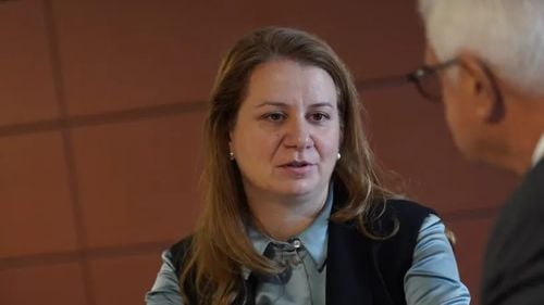 Ligia Deca, întrebată de un director de școală cum vede „aerisirea planurilor-cadru”, dacă va fi făcută pe modelul polonez: Cred că ceva similar ne-ar fi și nouă util. Polonia „taie din materie și dă mai mult timp pentru fixare”