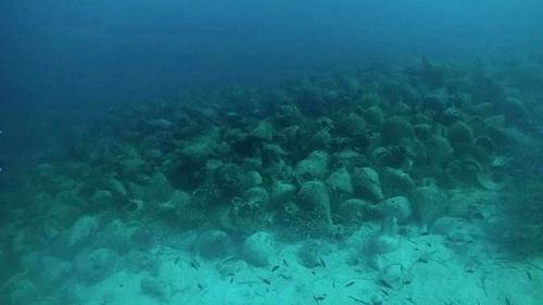 Epavă romană veche de 2.000 de ani, descoperită în largul coastelor Italiei / Era încărcată cu sute de amfore, folosite de obicei pentru a transporta uleiul, vinul sau sosul de pește