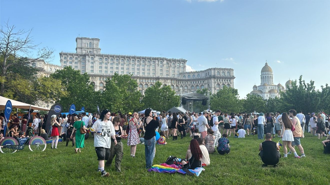 VIDEO 30 mii de participanți au fost la "Bucharest PRIDE" / Concerte susținute de artistele Eligarf și Erika Isac / Cinci persoane au fost duse la secție, suspecte fiind că ar fi vrut să arunce cu ouă în manifestanți