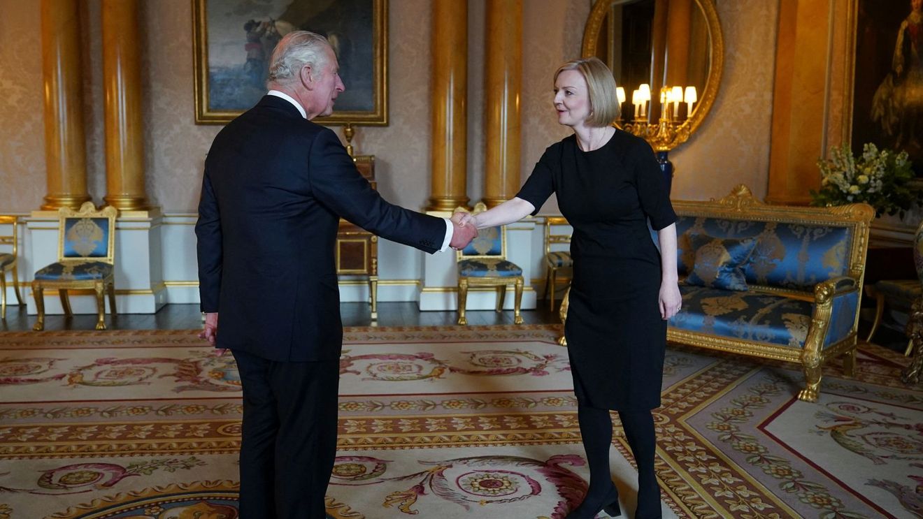VIDEO Reacţia Regelui Charles al III-lea la prima audienţă săptămânală cu premierul Liz Truss: „V-aţi întors. Of, dragă!”