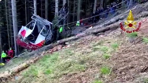 Trei persoane reţinute după accidentul de teleferic din Italia / Anchetatorii au stabilit că „s-a umblat” la sistemul de frânare de urgenţă al instalaţiei pentru a evita întârzierile