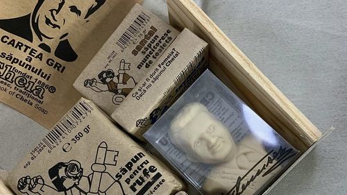 Denunț penal împotriva societății care produce săpunul Cheia, depus de Institutul de Investigare a Crimelor Comunismului / IICCMER a identificat produse din săpun ștanțate cu figura fostului dictator Nicolae Ceaușescu, vândute sub denumirea „omagiu Ceaușescu”