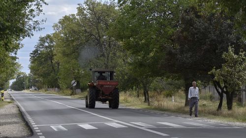 Maximum 40 km/h cu tractorul pe drumurile publice/ Ministrul Agriculturii, clarificări despre noua categorie de permis de conducere - Tr1