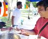 FOTO-VIDEO | Sute de srilankezi au sărbătorit Poson Poya la Timișoara. Bănățenii au fost invitați să guste preparate tradiționale și ceai condimentat
