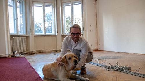 Dominic Fritz vrea abrogarea hotărârii de Consiliu Local care impune obținerea acordului vecinilor pentru a avea animale de companie la bloc: Este o „restricție absurdă” / O femeie a cerut în instanță anularea hotărârii, dar a pierdut