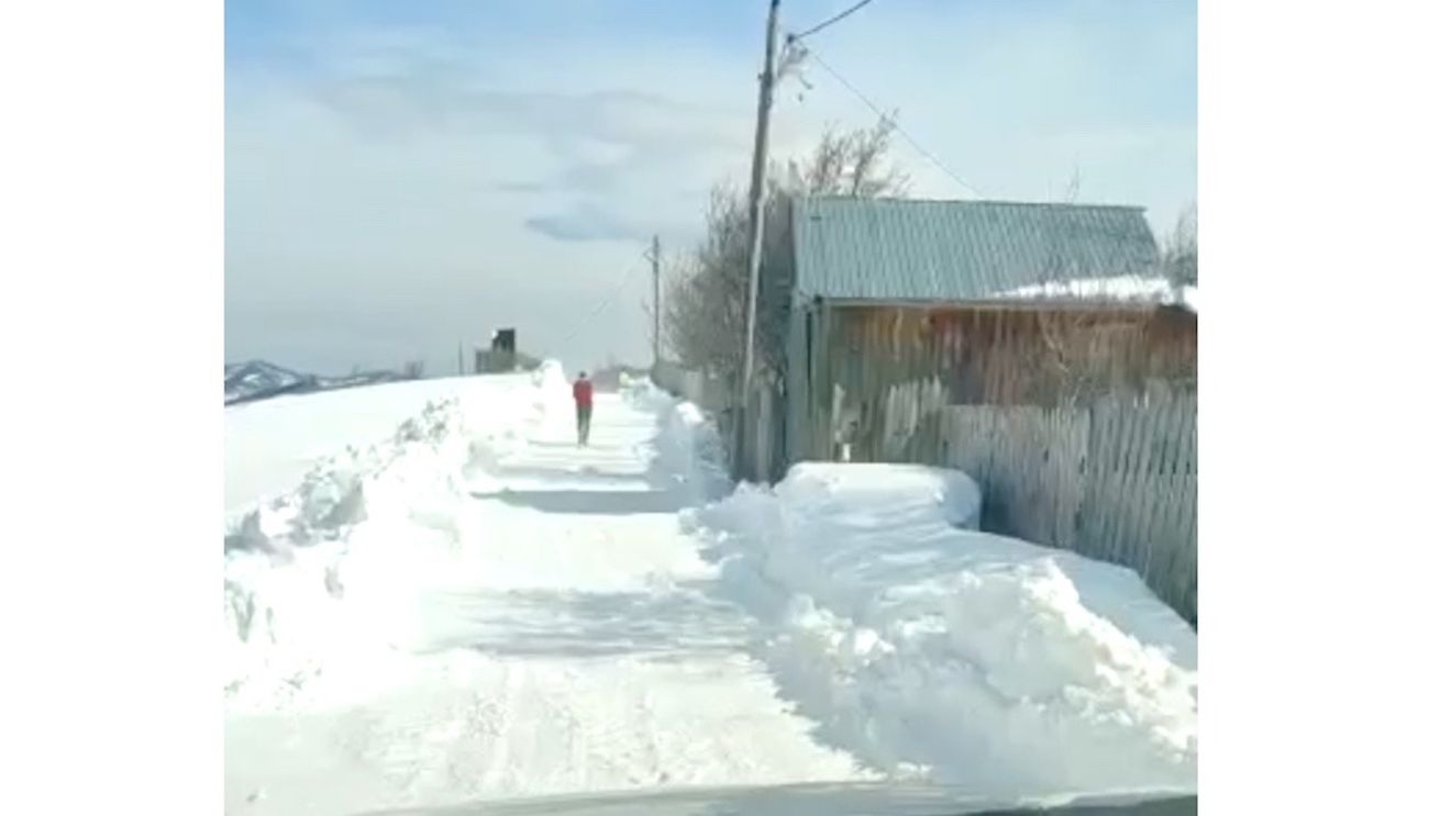 VIDEO Zăpadă de aproape un metru înălţime într-o comună din județul Vrancea