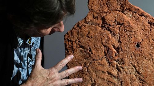 O amprentă de palmă, veche de 4.000 de ani, descoperită pe un artefact egiptean din argilă