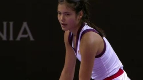 Emma Răducanu a pierdut în trei seturi în faţa Arinei Sabalenka / Moment inedit în care a cerut evacuarea unui copil care plângea