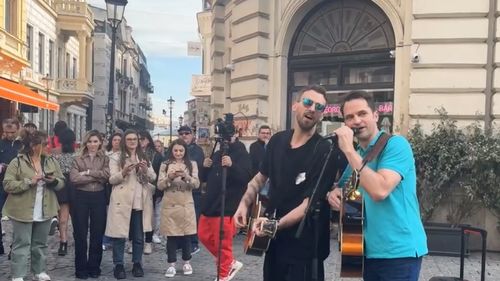 FOTO Candidații și campaniile lor: Sebastian Burduja cântă la chitară în centrul vechi melodii de Ștefan Bănică Jr. și Elvis/ Ciolacu și pisica de la Tudose, Firea și cornurile pentru șoferii RATB, Piedone și usturoiul, Șoșoacă pe motocicletă