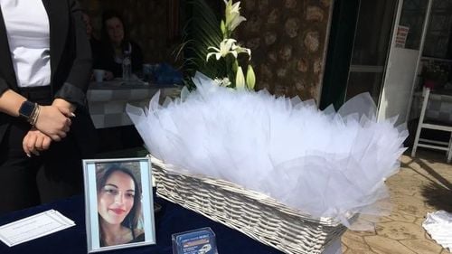 Furie şi manifestaţii de protest în Grecia după ce o femeie a fost înjunghiată mortal de fostul iubit, chiar în faţa unui comisariat de poliţie