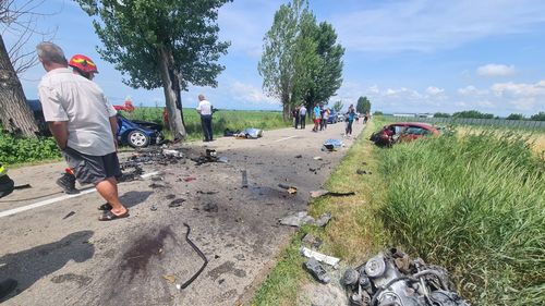 Prahova: Un bărbat care era căutat pentru că ar fi violat o fată minoră a murit, duminică, după ce a produs un grav accident de circulație / Mașina sa a intrat în coliziune cu un autoturism condus de un tânăr de 23 de ani, care de asemenea și-a pierdut viața