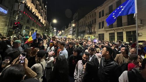 VIDEO ”Rusia, nu uita, România nu-i a ta” - scandarea suporterilor lui Nicușor Dan la sediul de campanie