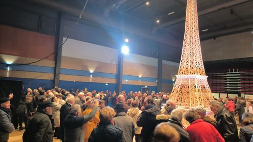 Turnul Eiffel construit din 700.000 de bețe de chibrituri a fost omologat, în sfârșit, de Guinness Book