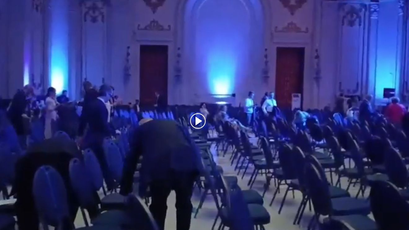 VIDEO Ilie Bolojan strânge gunoaiele după colegii din PNL la congresul extraordinar al partidului