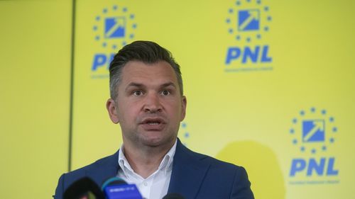 Ionuţ Stroe, după ce premierul s-a încurcat când a vrut să vorbească despre malpraxis: Cel mai grav ”MALSPRASI" al PSD este faptul că Marcel Ciolacu îl ţine în braţe pe ministrul Rafila