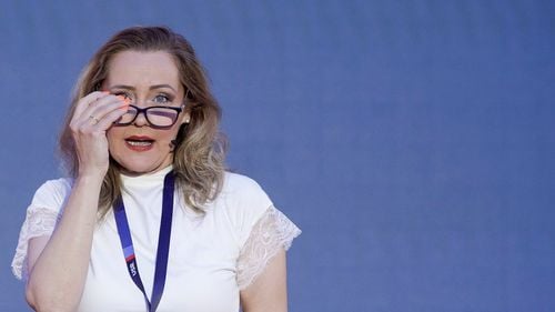 Elena Lasconi a absolvit o facultate particulară din Deva din cadrul Universității Ecologice și a luat licența la ASE București. În CV-ul său oficial nu figurează numele facultății