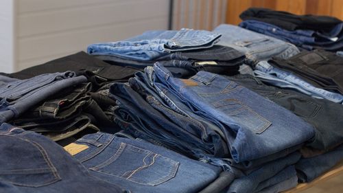 Textilele şi hainele uzate au început să fie colectate la Miercurea-Ciuc / În prima zi s-au strâns 4 metri cubi de covoare și haine / Primar: ”Nu este încă creionată economia circulară a hainelor”