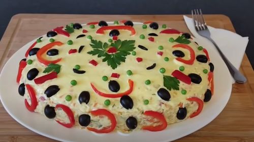 Sondaj: Șase din zece români pun mazăre în salata boeuf  / 70% preferă salata boeuf cu pui în loc de vită / 92% pun maioneză făcută în casă / Cum se face salata în funcție de regiunile istorice