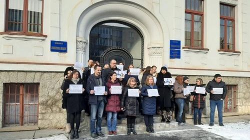 Magistraţii români au protestat în faţa instanţelor în semn de solidaritate cu colegii lor polonezi hărţuiţi de puterea politică de la Varşovia