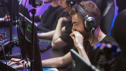 Bitdefender avertizează gamerii că infractori cibernetici exploatează turneul de Counter-Strike 2 de la Cluj / Conturi de YouTube ale unor jucători de renume sunt compromise pentru a atrage fanii în concursuri false