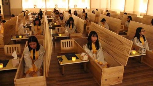 Înmormântări cu persoane vii. Un serviciu insolit din Coreea de Sud simulează decesul pentru clienți care cred că așa vor aprecia mai mult viața