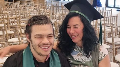 Un tânăr care nu-şi poate folosi mâinile şi picioarele a luat licenţa în Drept cu nota 10 / ”Pot învăţa orice, dar nu pot să scriu. Unii profesori au fost de acord să susţin examenele oral. Alţii, nu”