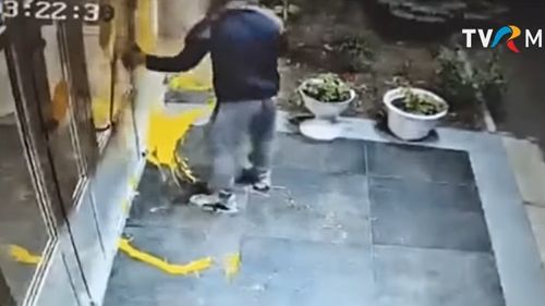 Vandalizări repetate în Chișinău: Doi tineri recrutați și instruiți de Moscova pentru destabilizare au fost arestați 20 de zile, anunță polițiștii / Unul a recunoscut că primea lunar 500 de euro pentru a-i recruta pe alții