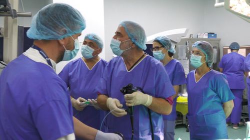 Cum a fost tratat un bărbat care avea dificultăți la înghițire și senzație de nod în gât
