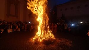 VIDEO FOTO Sârbii din Timișoara și-au urat „Hristos se rodi” după ce au aprins badnjakul în curțile bisericilor lor. Tradiție tot mai populară într-o comunitate tot mai mică