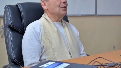 „Naturopatul” Cristian Răchitan, prezentat drept „medic specializat în SUA”, adus de profesori și directori în școli și facultăți în fața a sute de elevi și studenți / Întrebat de studii și de dreptul de practică: „M-am pensionat. Tot ce conferențiez eu este privat și te rog frumos să nu mă mai suni niciodată”