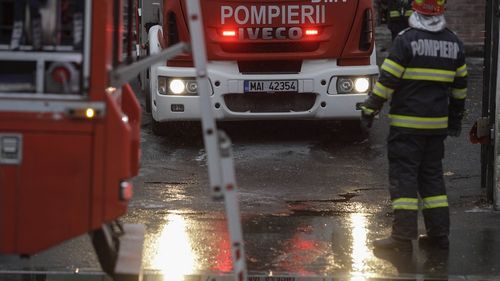 Explozie urmată de incendiu la un imobil din judeţul Cluj / O persoană nu ar fi reuşit să iasă din locuinţă