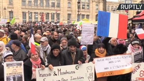 VIDEO De ce au participat mii de persoane  la un marș controversat împotriva islamofobiei după seria de atacuri jihadiste comise în Franța