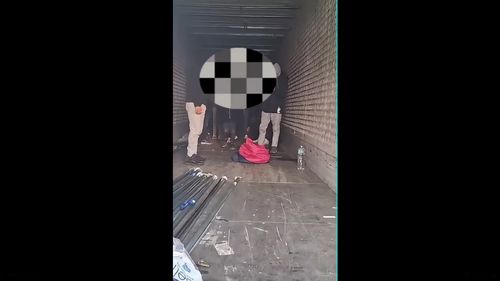 VIDEO Opt minori și un adult, migranți egipteni, depistați de jandarmi într-un camion, pe A1