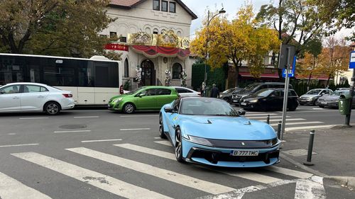 VIDEO Imaginile zilei: Ferrari parcat pe trecerea de pietoni în centrul Bucureștiului / UPDATE Brigada Rutieră face verificări