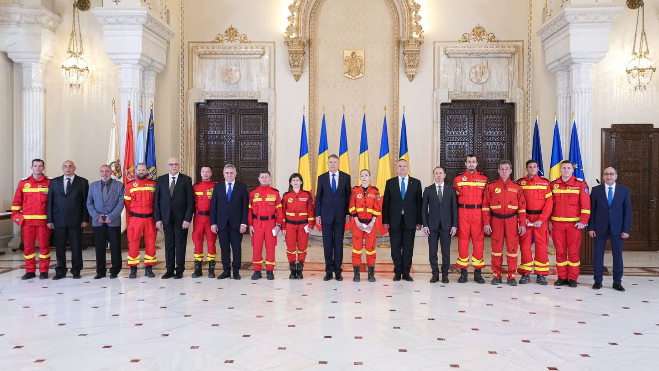 VIDEO Iohannis i-a decorat pe salvatorii trimiși în Turcia după cutremur: V-aţi pus propriile vieţi în pericol, lucrând neîncetat şi contra cronometru, având în suflet speranţa că sub dărâmături veţi găsi supravieţuitori