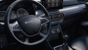FOTO Dacia Sandero Stepway 2025, surprinsă fără camuflaj înainte de lansarea oficială