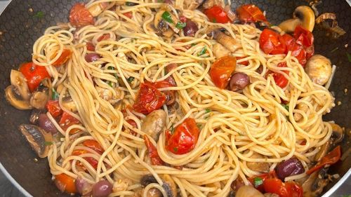 Pastele de vineri seara. Spaghetti alla disperata – o rețetă care combină într-un sos ingrediente de mai multe feluri, pe care le avem de regulă prin frigider sau cămară. Rapide, savuroase și de post