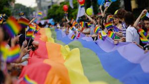 Istoria Gay Pride în România. „În 2005, eram 200, iar oamenii aruncau cu roșii și cărămizi. Anul trecut, am fost 25.000”