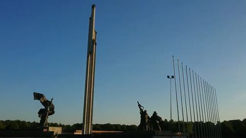 Letonia va demola aproape 300 de monumente sovietice, inclusiv uriașul memorial al victoriei din capitala Riga, un gest care va stârni probabil furia Kremlinului și a marii minorități rusofone din națiunea baltică – The Times