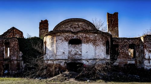 Clădirea vechiului manej din Cazarma Husarilor de la Oradea va fi restaurată şi transformată în centru cultural