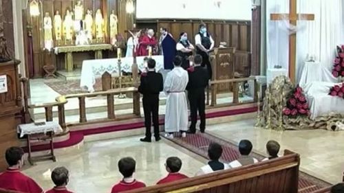 Poliția închide slujba unei biserici catolice poloneze din Londra în Vinerea Mare și îi amenință pe credincioși cu amenda sau arestarea