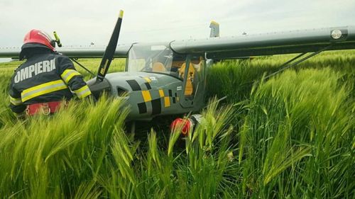 Un avion a aterizat forțat într-un lan de grâu, în Ialomița, după ce a rămas fără combustibil / Pilotul a sunat la 112