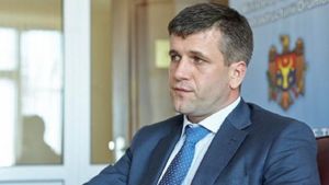Fostul șef al serviciilor secrete moldovenești (SIS), percheziționat într-un dosar în care e suspectat de îmbogățire ilicită. Botnari a ordonat expulzarea unor profesori turci către regimul Erdogan