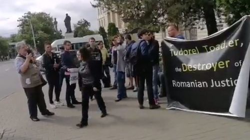 VIDEO Protest împotriva lui Tudorel Toader în plină conferință cu președintele Curții de Justiție a UE. Șeful CJUE: ”Aceasta este o expresie sănătoasă a pluralismului democratic”