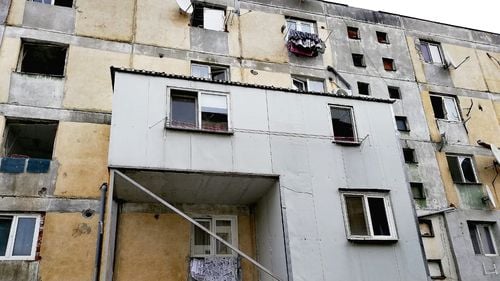 Fenomen periculos în sectoarele 4 și 5: balcoanele improvizate care amenință integritatea oamenilor. Primăriile de sector se declară neputincioase